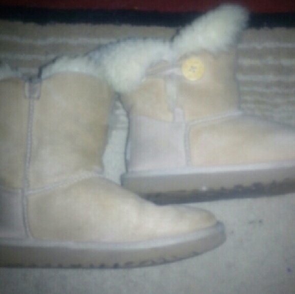 Tan Bailey Button Uggs - Picture 1 of 4