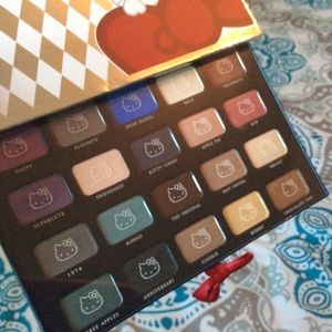 Hello kitty pallet nib (authentic )