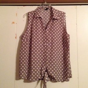 Beautiful sleeveless button up shirt