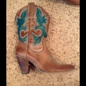 Volatile boots