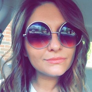 Meet your Posher, Caitlin