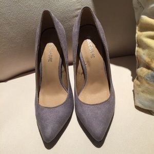Suede grey pointed heels.