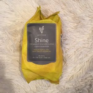 Younique shine I make up remover cloths
