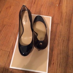 Michael Kors Ionna pump navy size 6 M