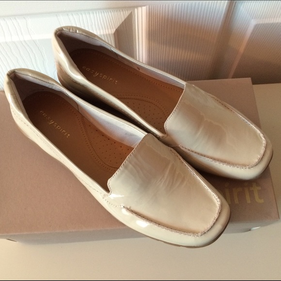 BRAND NEW VERY IVORY PATENT EASY SPIRIT FLATS.