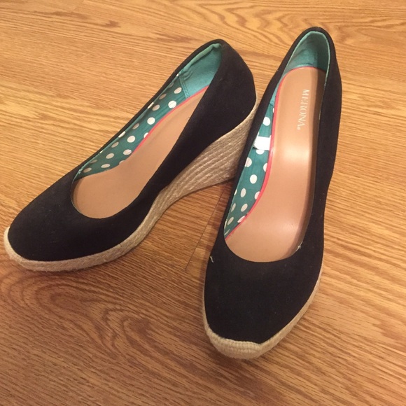 Black wedges