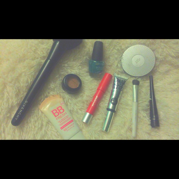 Beauty essentials! Your favorite brands in one! 💄