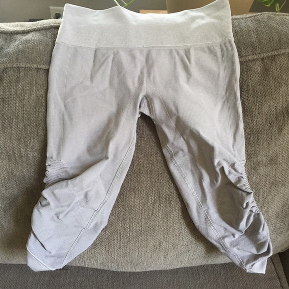 Lululemon gray capris