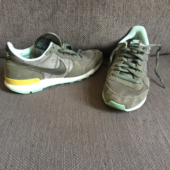 Nike internationalist sneakers