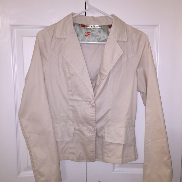 🌸Super cute lightweight blazer 🌸 button detail