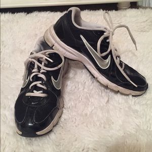 Black nike tennis shoes