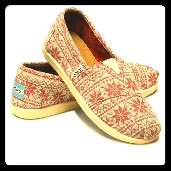 ❤️SOLD❤️TOMS: Grey With Red Snowflakes! - Picture 1 of 4