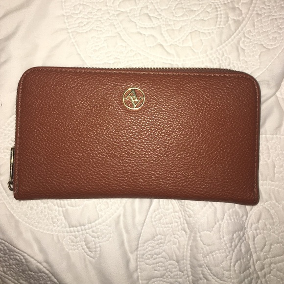 Very cute wallet and in perfect condition