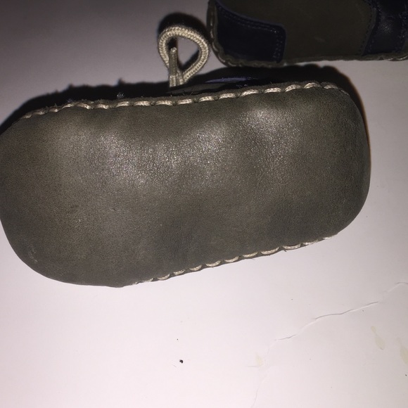 Baby shoes by baby bottle - Picture 2 of 3