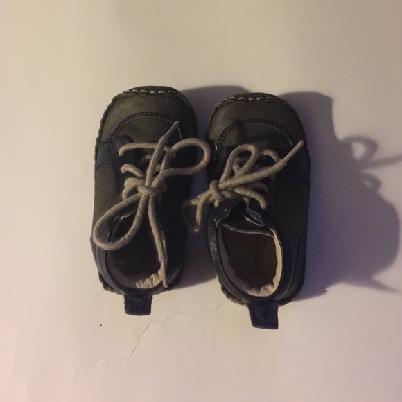 Baby shoes by baby bottle - Picture 3 of 3