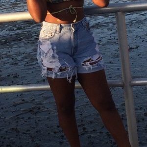 Distressed PeekABoo shorts ( Levi cutoff shorts)