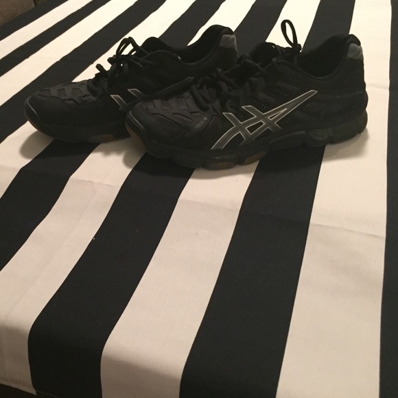 Black volleyball shoes