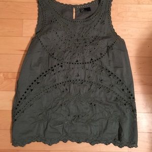 Gap eyelet sleeveless top