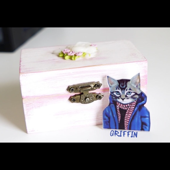 Griffin cat pin