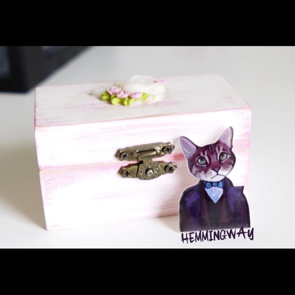 Hemmingway cat pin
