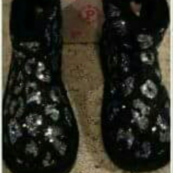 VS PINK 'ANIMAL PRINT, NIB??BLINK MUKLUKS 'BOOTS - Picture 2 of 4