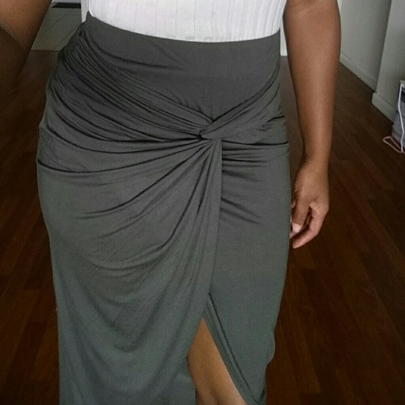 3/$25🌷Twisted skirt🌷🌷price is firm!!!! - Picture 2 of 3