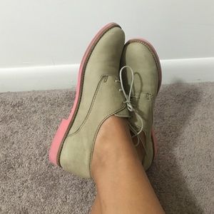 Tan Oxford-like loaded with pink bottom