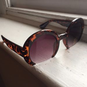 Italian Designer Inspired Round Cut Off Sunglasses