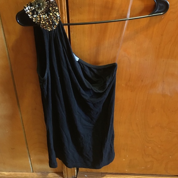 One shoulder shirt