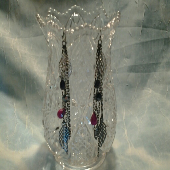 LEAF EARRINGS.