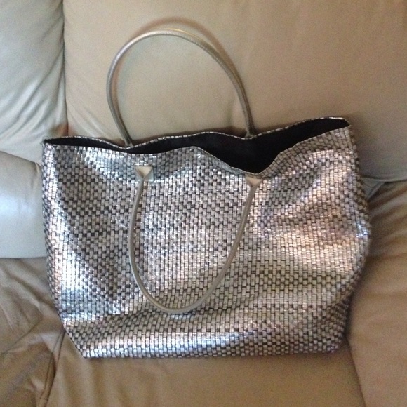 Gorgeous lightweight silver tote bag!!😍❤️👍🏼