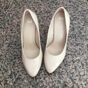 Nude patent leather pumps