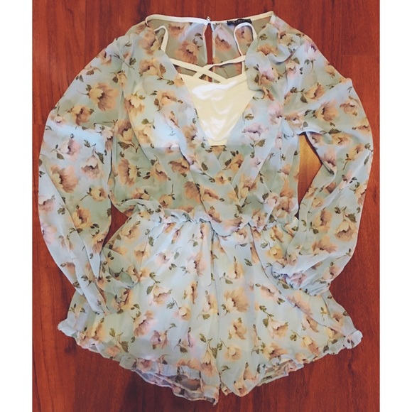 💋LIGHT BLUE FLORAL ROMPER-NWT-TRANSITIONAL-FALL💋 - Picture 3 of 4