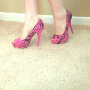 Skull and roses iron fist heels