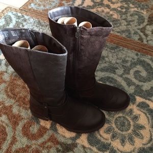Brown suede and man made leather boots size 7.