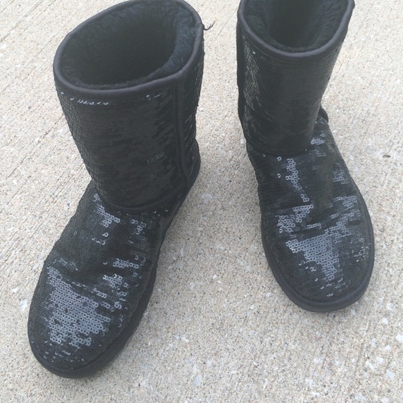 UGGS - Picture 4 of 4