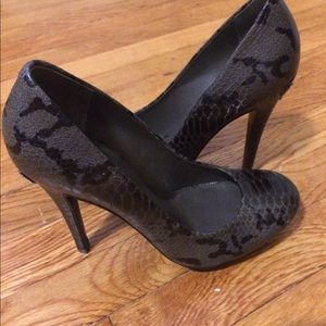 Gorgeous Tory Burch snakeskin pumps. Only worn 2x!