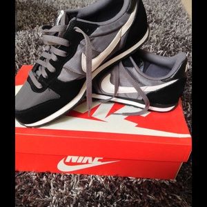 women's Nike athletic shoes
