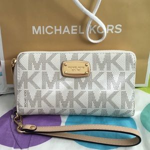 NWT Michael Kors jet set wallet