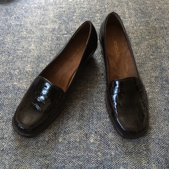 Aerosols low wedge heel patent leather shoes