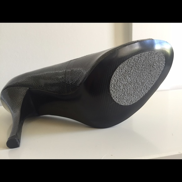 BCBGirls peep toe button logo heels sz 8 leather - Picture 4 of 4