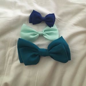 Blue bow package from Claire's