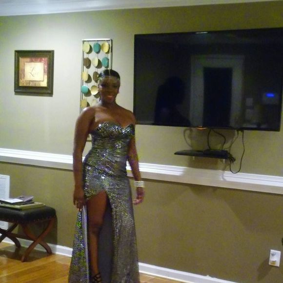 Meet your Posher, Ayesha - Picture 1 of 1