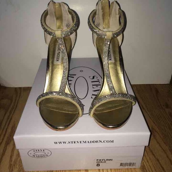 Heels+Clutch - Picture 2 of 4