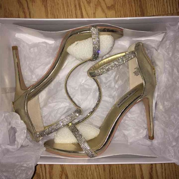 Heels+Clutch - Picture 4 of 4