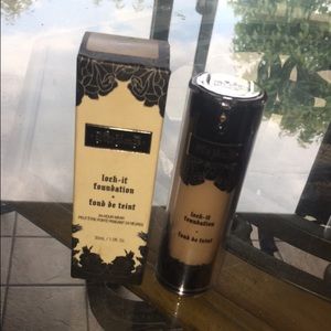 Kat Von D lock it foundation