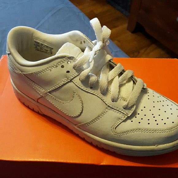 nike white uptowns