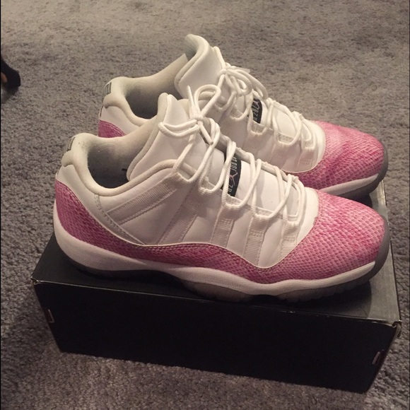 ‼️SOLD‼️ Jordan 11 low pink snakeskin - Picture 2 of 4