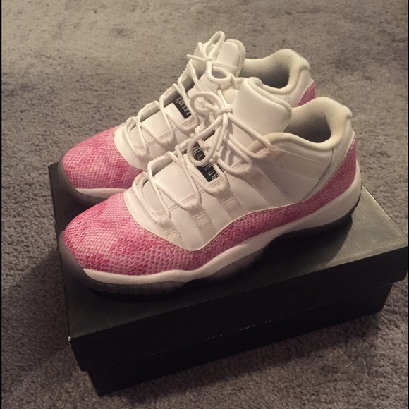 ‼️SOLD‼️ Jordan 11 low pink snakeskin - Picture 3 of 4