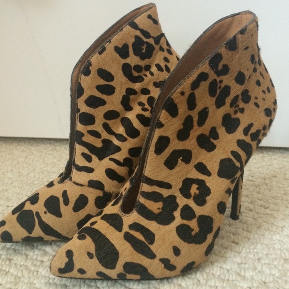 STEVE MADDEN- Leopard Print Bootie Pumps!